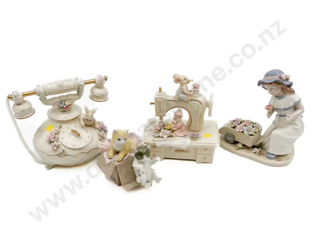 Four Assorted Ceramic Ornaments/Figures Image 1++