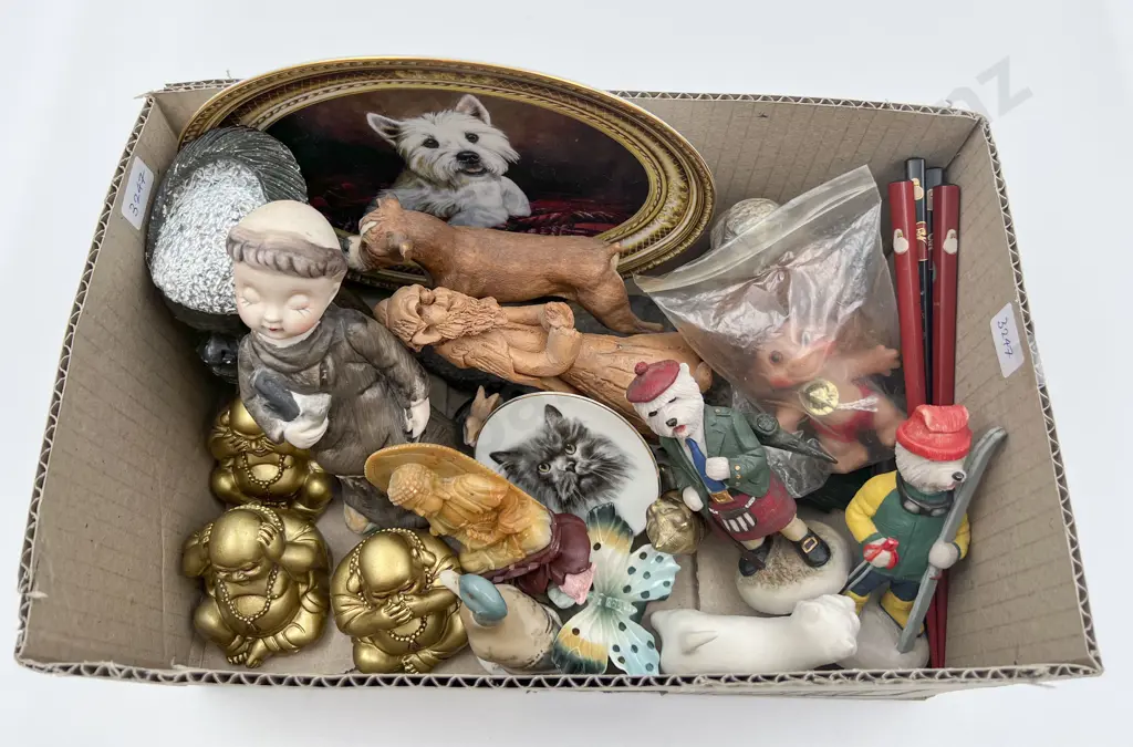 Small Box Qty of Assorted Ornaments Image 1++