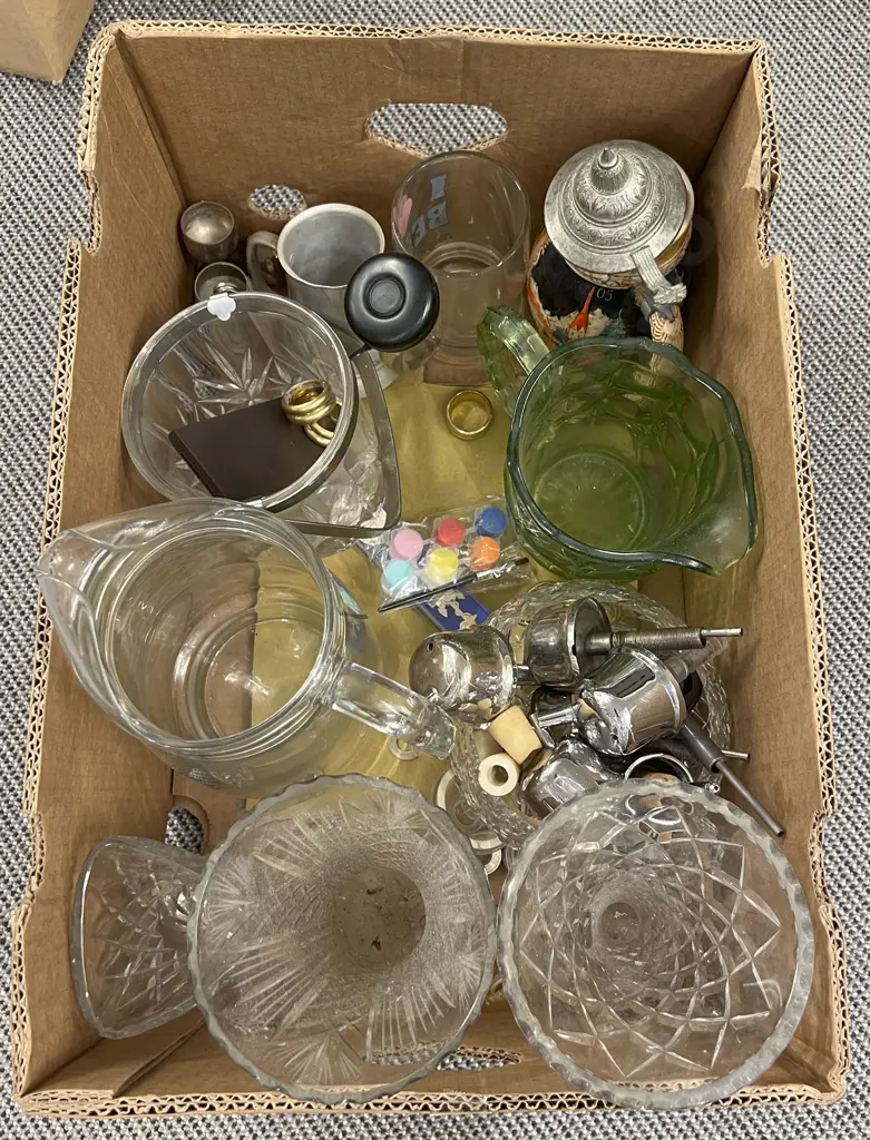 Box of Assorted Glass and Crystal etc (faults) Image 1++
