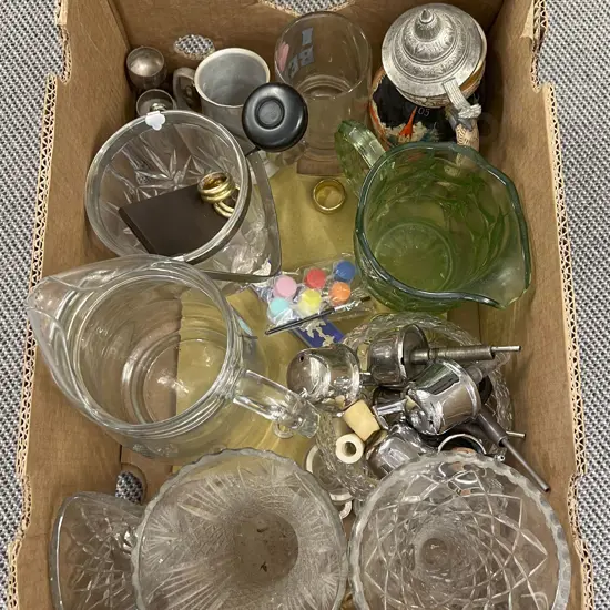 Box of Assorted Glass and Crystal etc (faults)