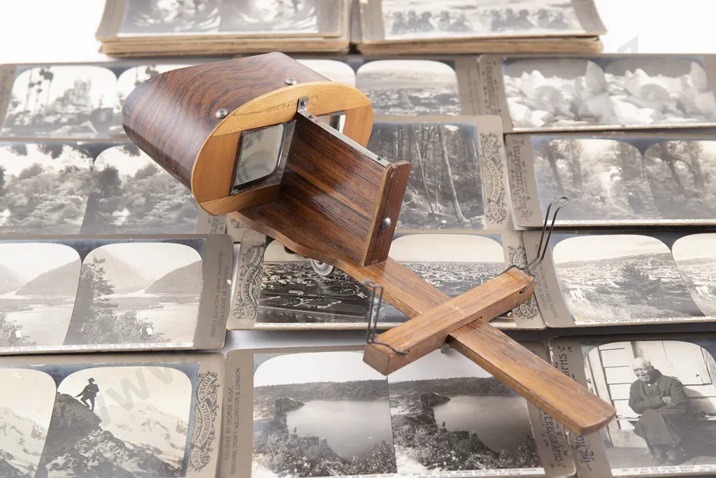 Late Victorian Stereoscopic Viewer & Slides Image 1++