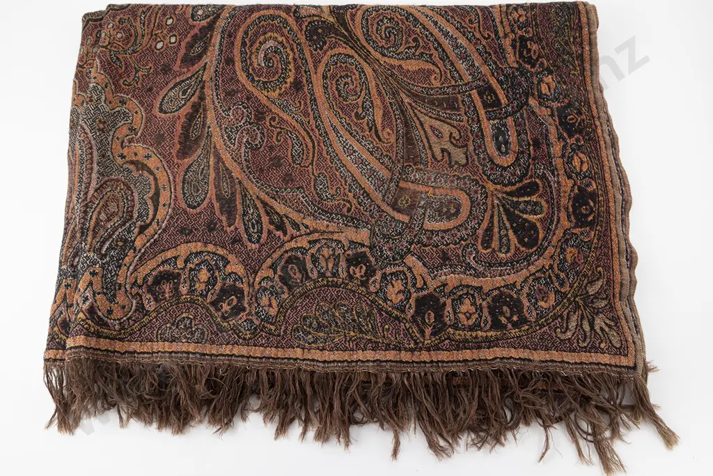Vintage Paisley Table Cover Image 1++