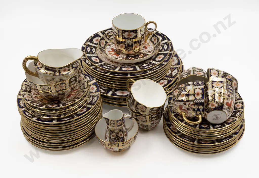 Collection Royal Crown Derby Dinner and Tea Ware Image 1++