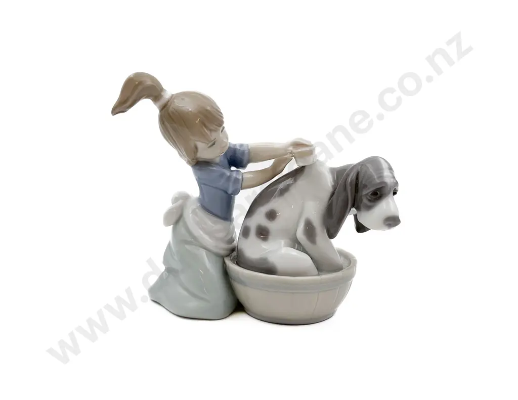 Lladro Group Figure of Girl Washing Dog Image 1++