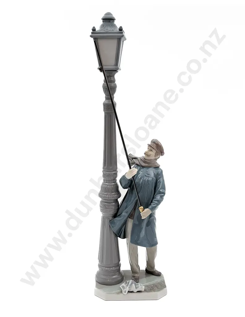 Large Lladro Figure of Lamplighter Image 1++
