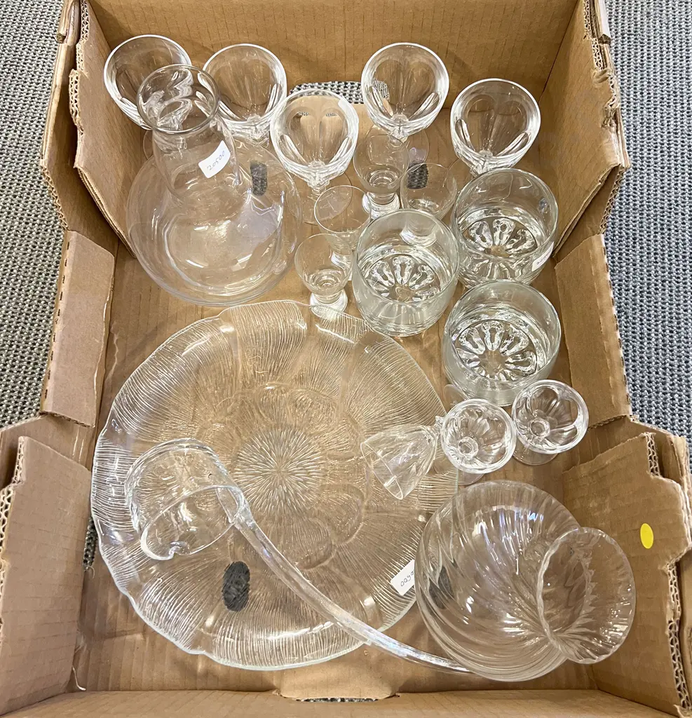 Box of Assorted Glassware Image 1++