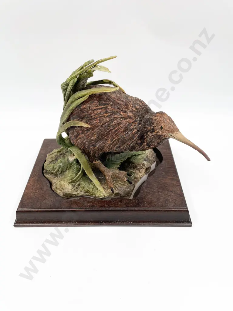 NZ Hereford Fine China Model of a Kiwi Image 1++