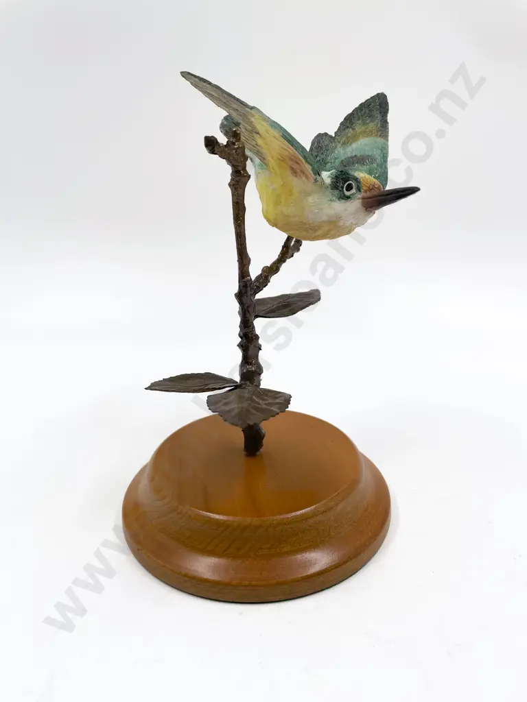 NZ Hereford Bone China Model of a Kingfisher Image 1++