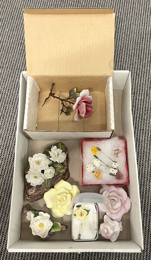 Selection of NZ Hereford & Capodimonte Rose Flower Ornaments Image 1++