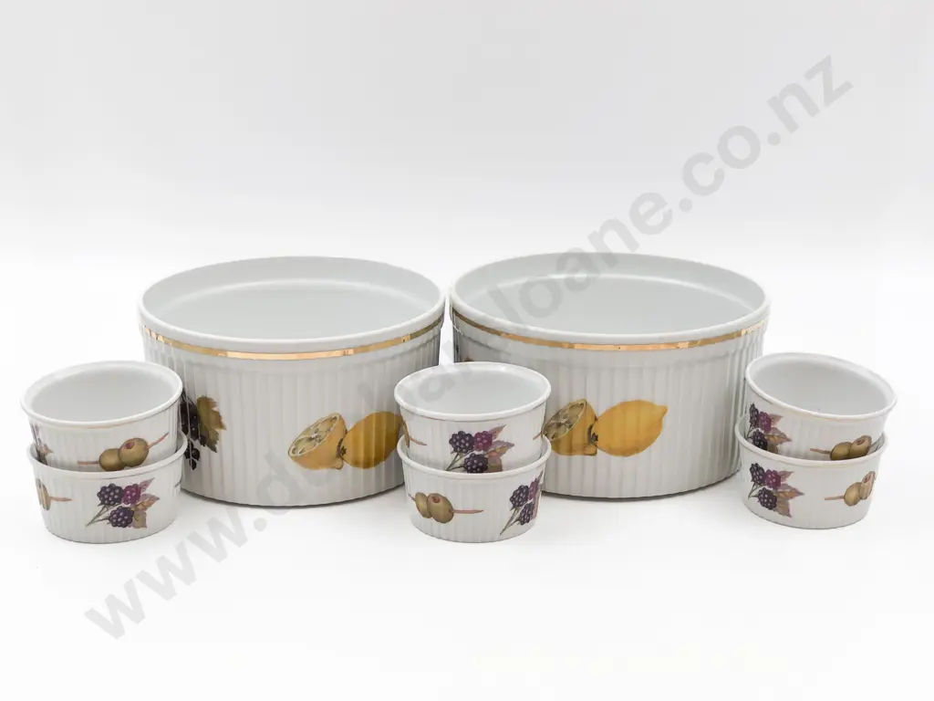 Eight Pieces of Assorted Royal Worcester Evesham Image 1++