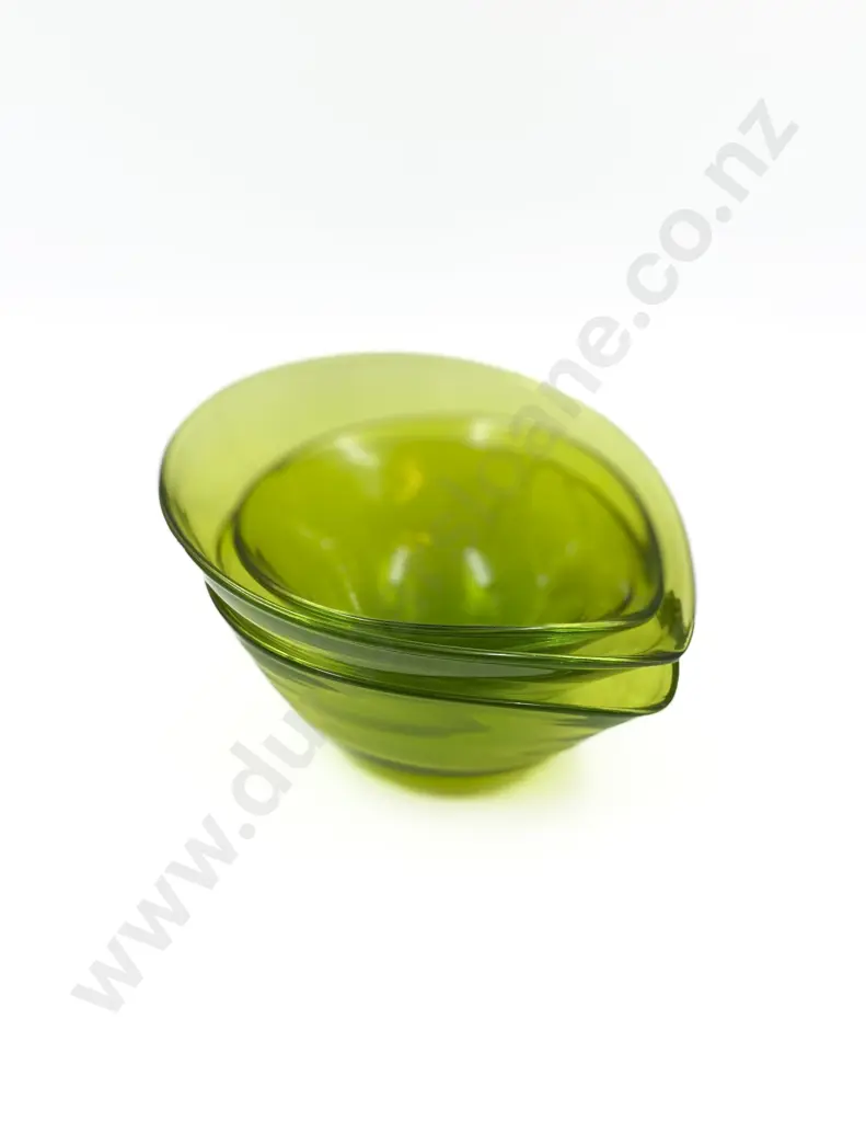Three Graduated Art Glass Tipping Bowls Image 1++