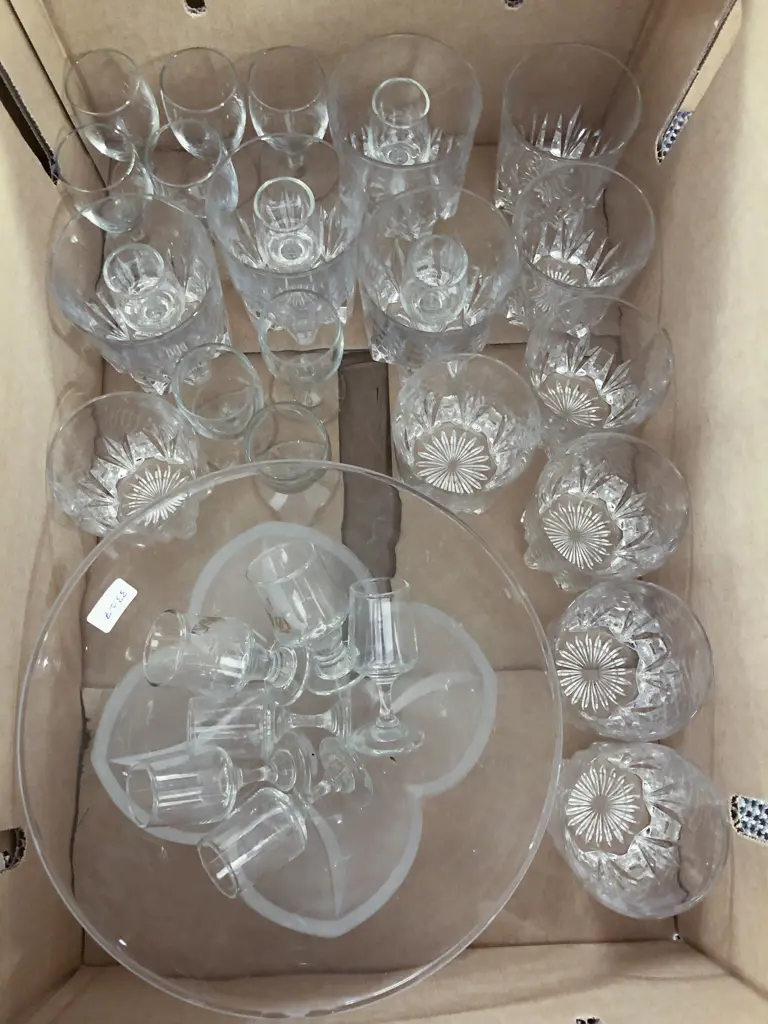 Quantity of Assorted Glassware Image 1++