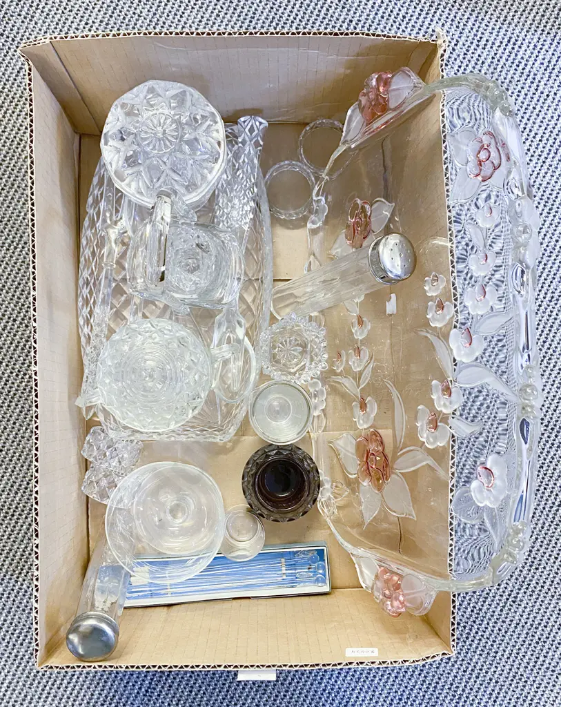 Quantity of Assorted Crystal and Glassware Image 1++
