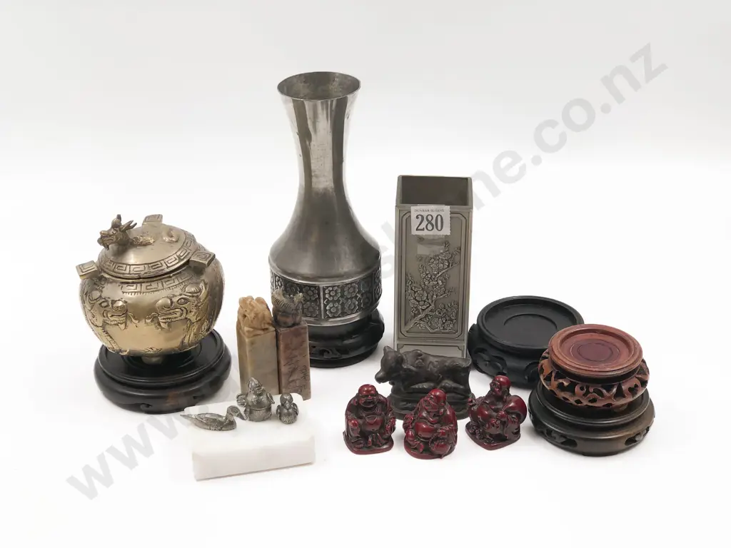 Small Quantity of Assorted Asian Ornaments (16) Image 1++