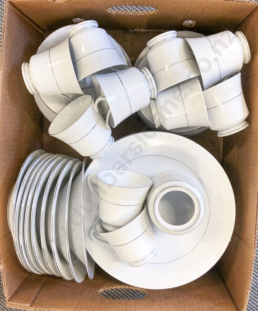 Part Dinner Set in Box Image 1++