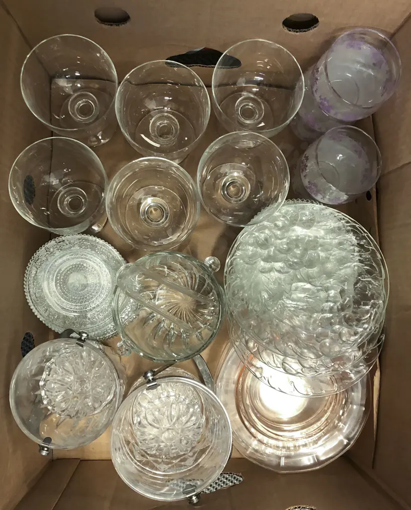 Box of Assorted Glassware Image 1++