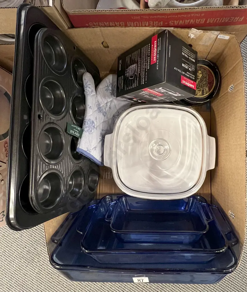 Small Box of Assorted Kitchenware Image 1++