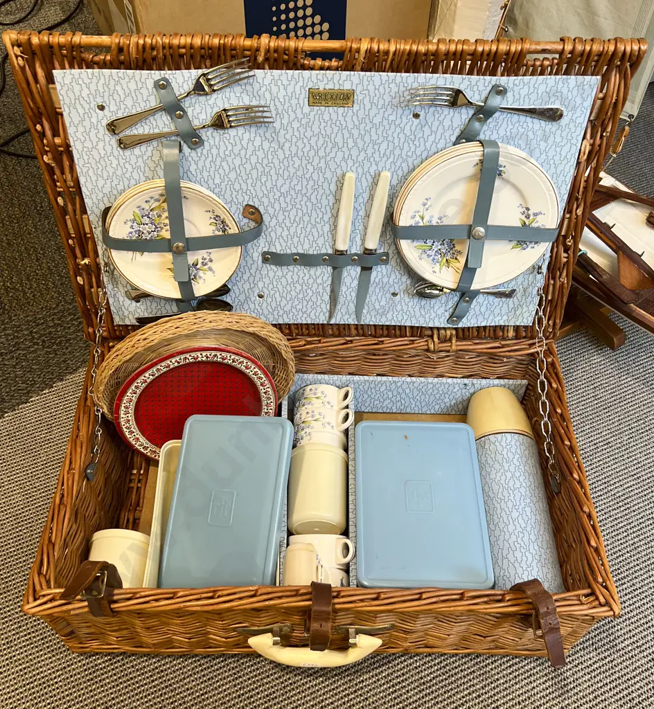Wicker Picnic Basket With Fitted Interior (Incomplete) Image 1++
