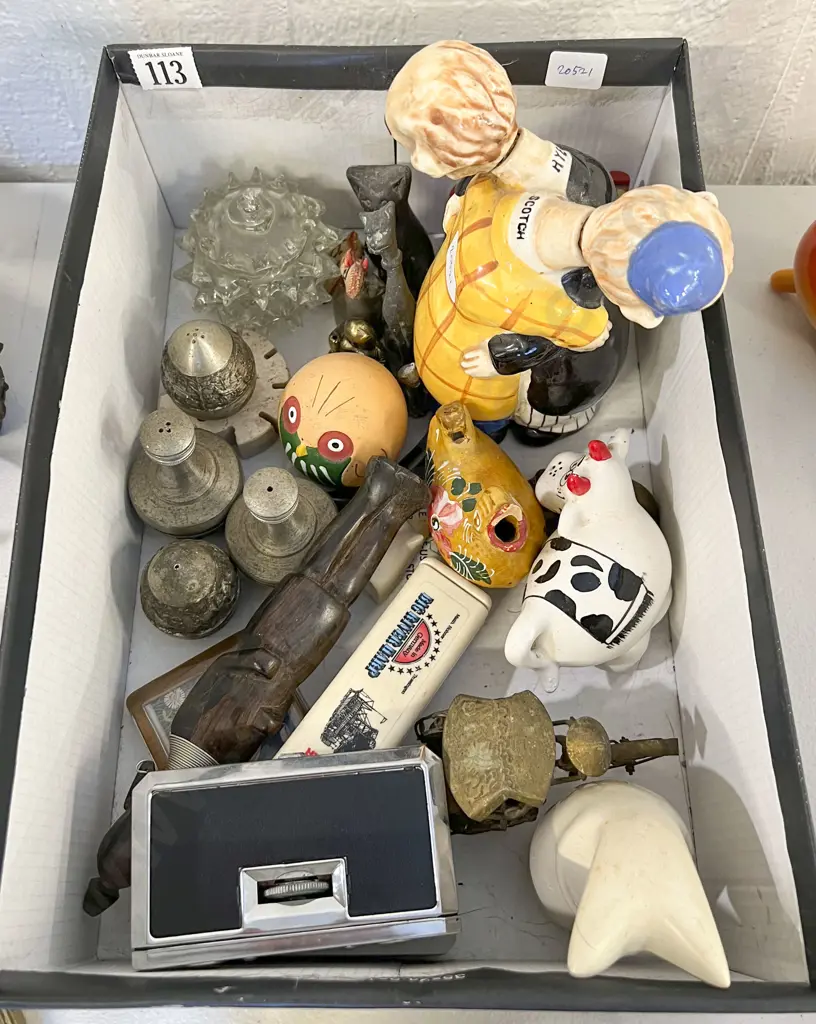 Small Box of Assorted Ornaments Etc. Image 1++
