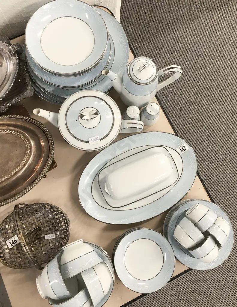 Noritake Part Dinner Set Image 1++