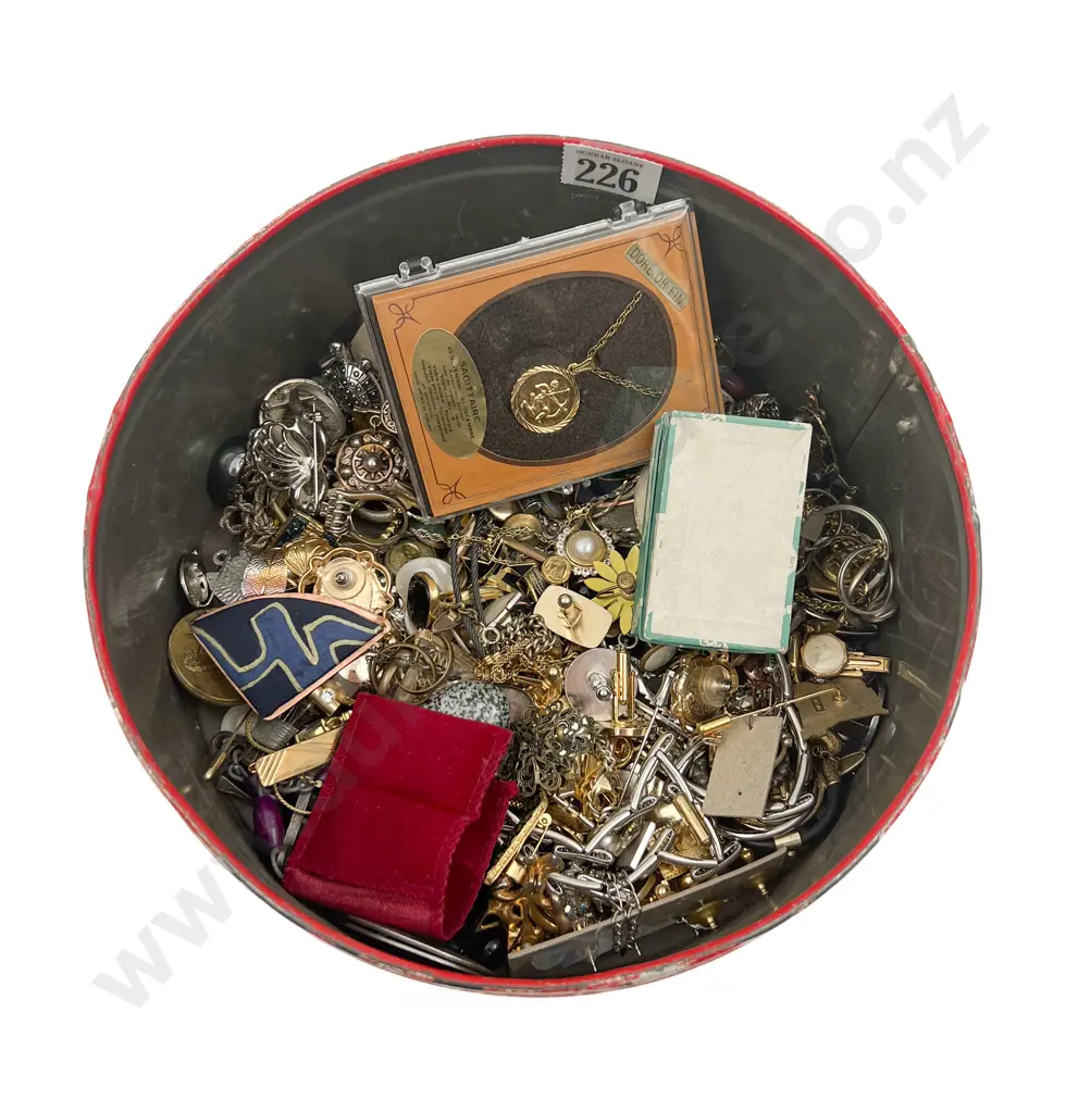 Quantity of Assorted Costume Jewellery Incl. Cufflinks and Brooches Etc. Image 1++