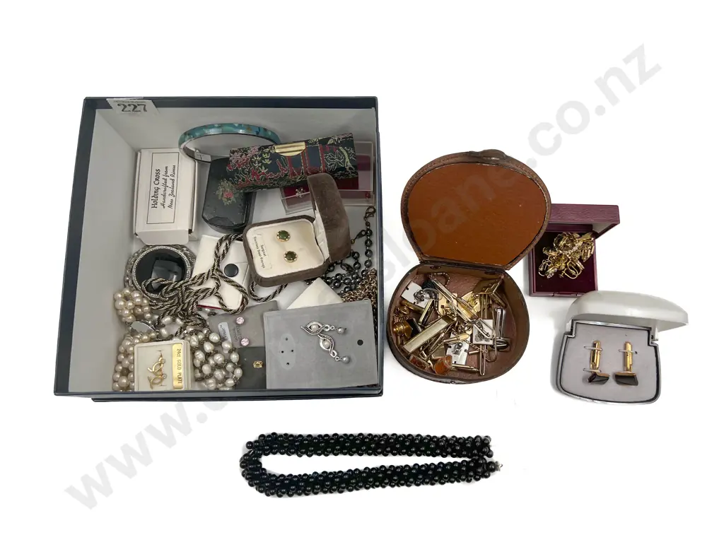 Quantity of Assorted Costume Jewellery Image 1++