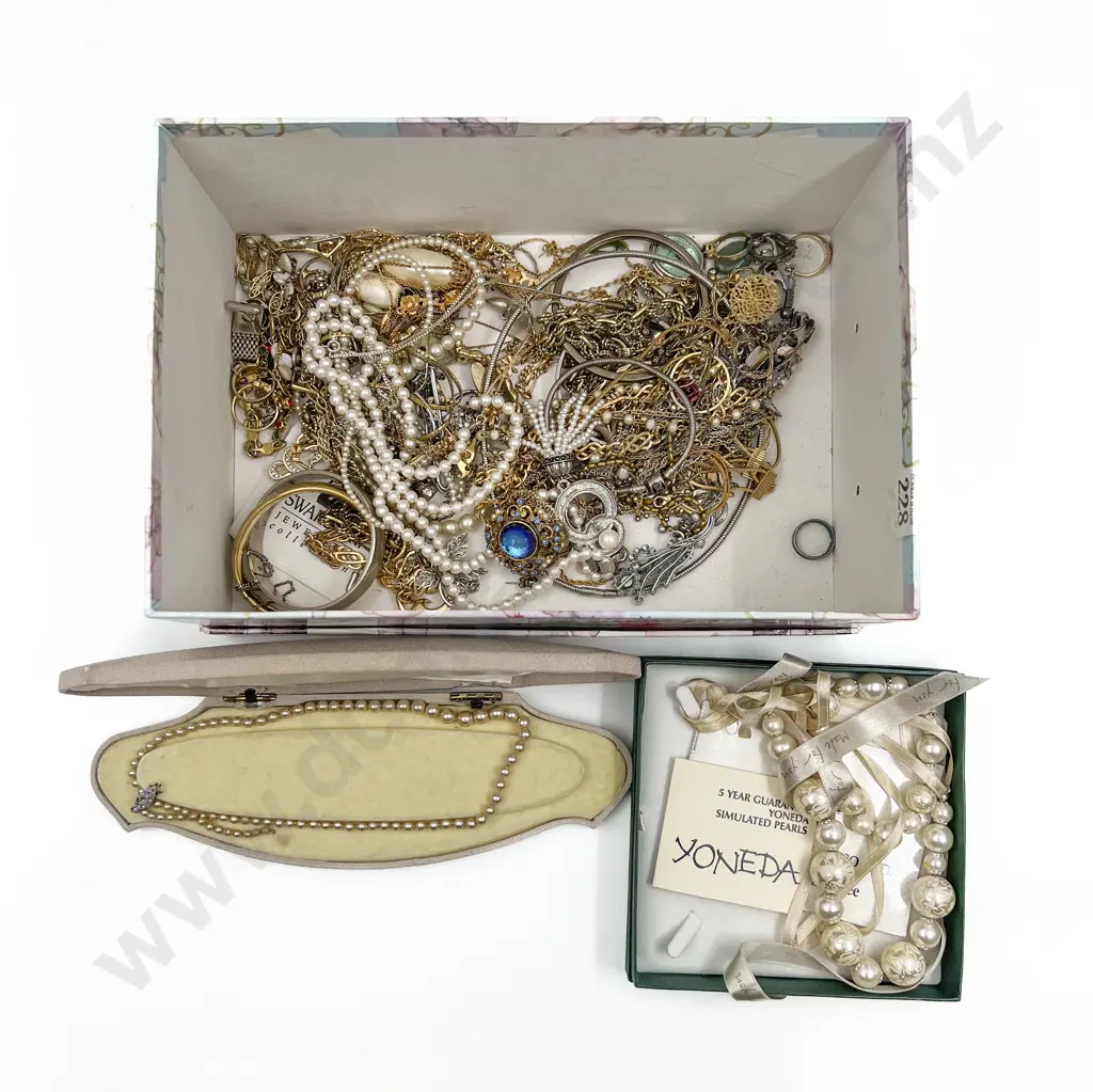Quantity of Assorted Costume Jewellery Image 1++