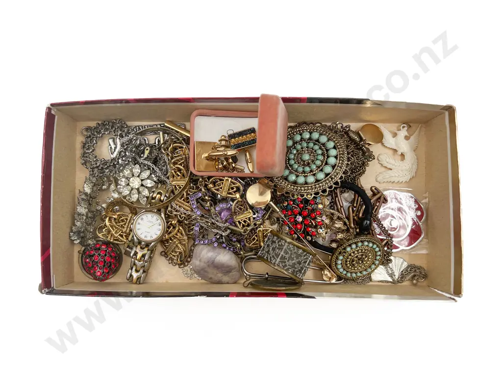 Small Quantity of Assorted Costume Jewellery Incl. Brooches Etc. Image 1++