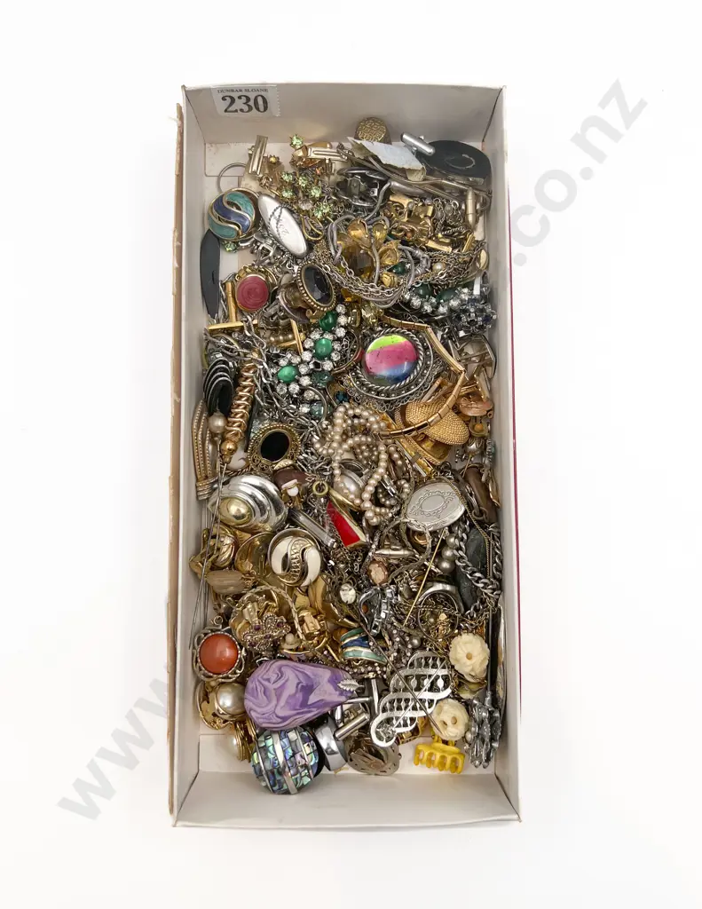 Quantity of Assorted Costume Jewellery Image 1++