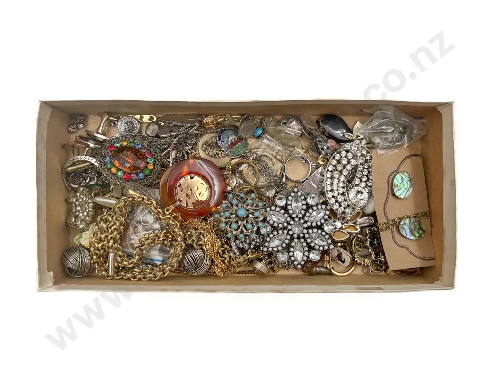 Quantity of Assorted Costume Jewellery Image 1++