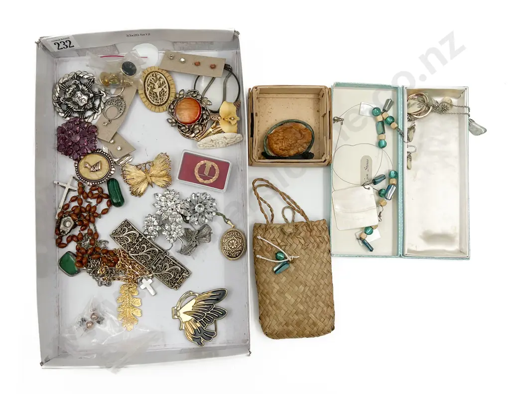 Quantity of Assorted Costume Jewellery Image 1++