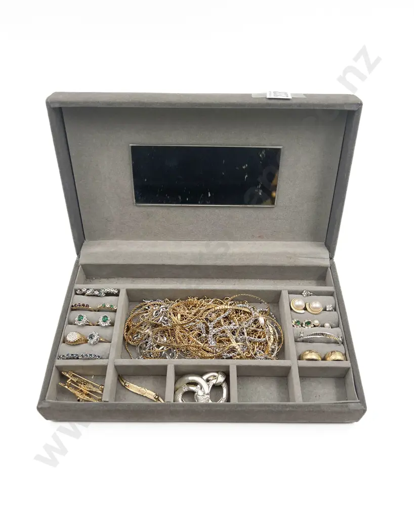 Quantity of Assorted Costume Jewellery in Jewellery Box Image 1++