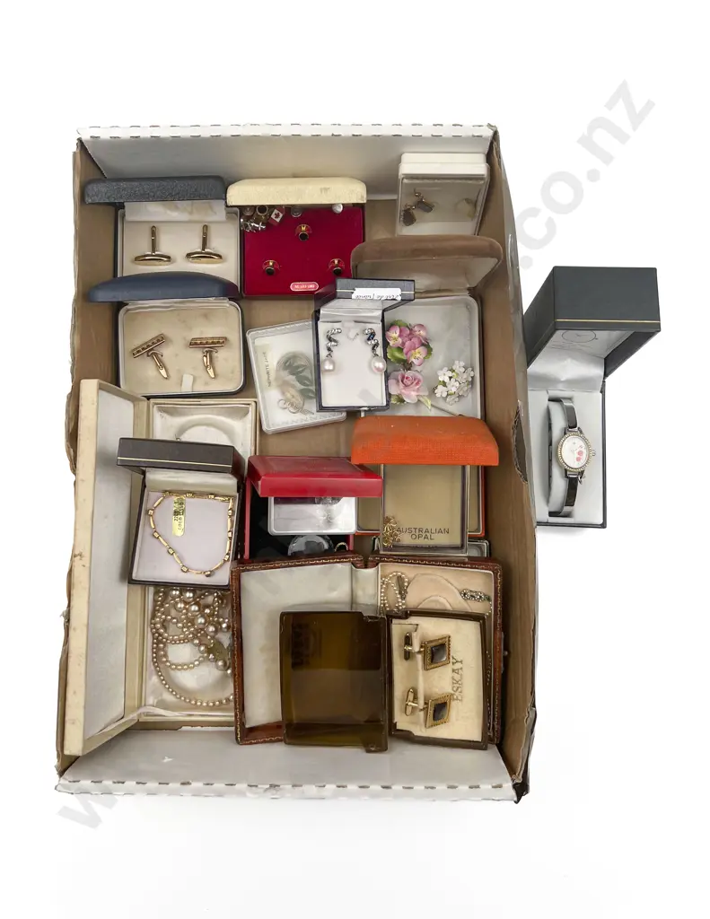 Quantity of Assorted Costume Jewellery Incl. Watches and Cufflinks Image 1++