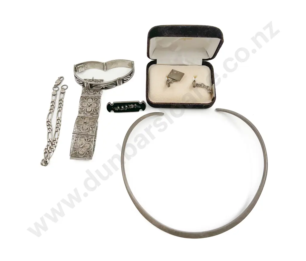 Quantity of Assorted Bracelets and Necklaces Etc. Image 1++