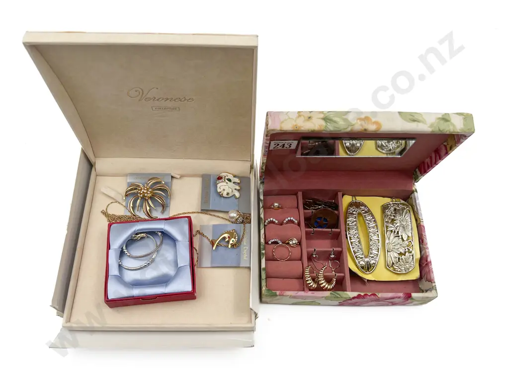 Quantity of Assorted Costume Jewellery Incl. Jewellery Box Etc. Image 1++