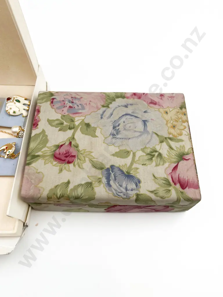 Quantity of Assorted Costume Jewellery Incl. Jewellery Box Etc. Image 1++