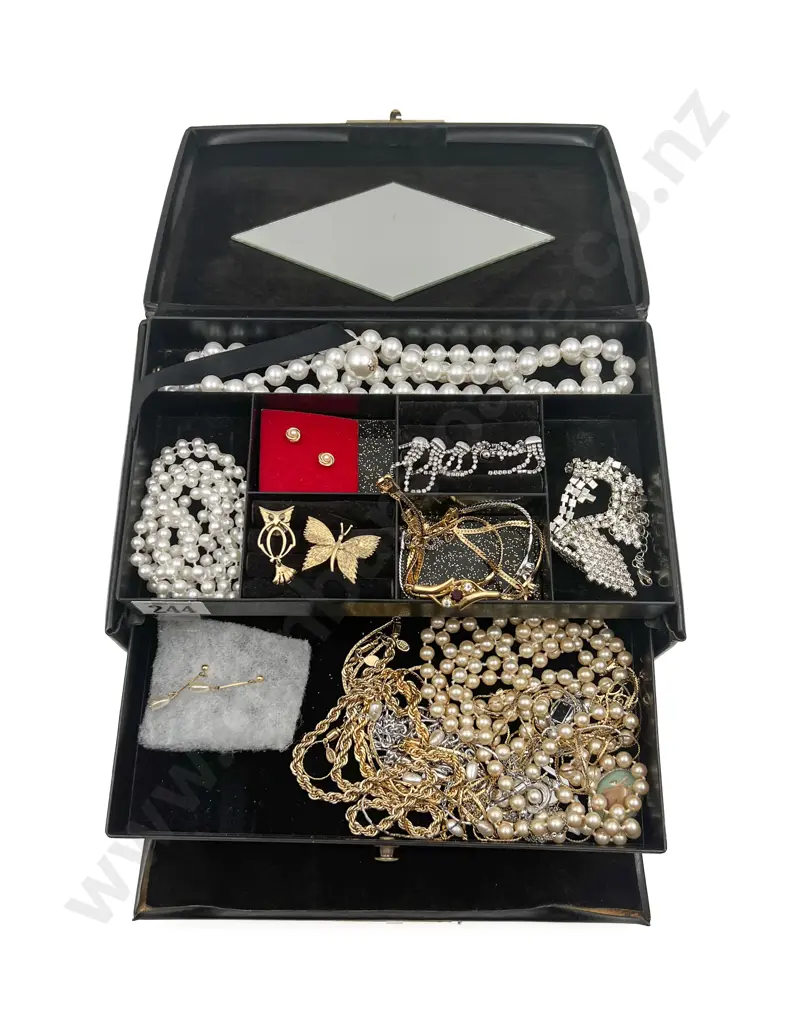 Quantity of Assorted Costume Jewellery Incl. Jewellery Box Etc. Image 1++