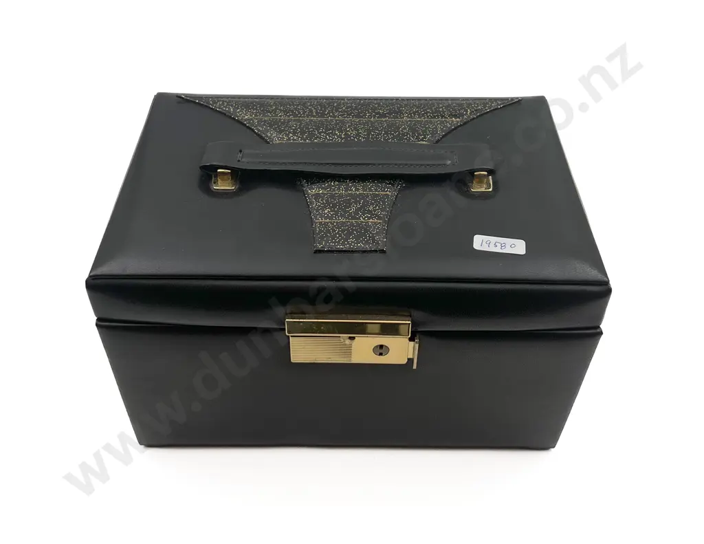Quantity of Assorted Costume Jewellery Incl. Jewellery Box Etc. Image 1++