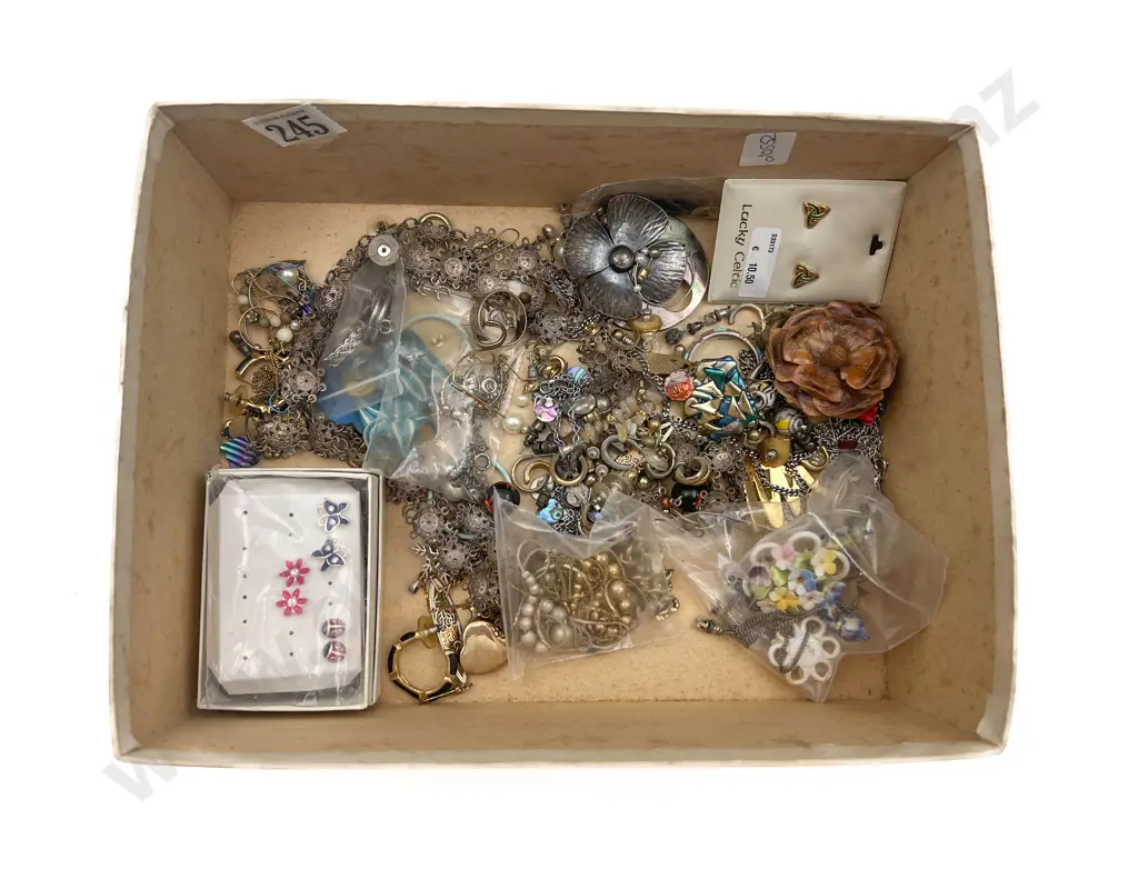 Quantity of Assorted Costume Jewellery Image 1++