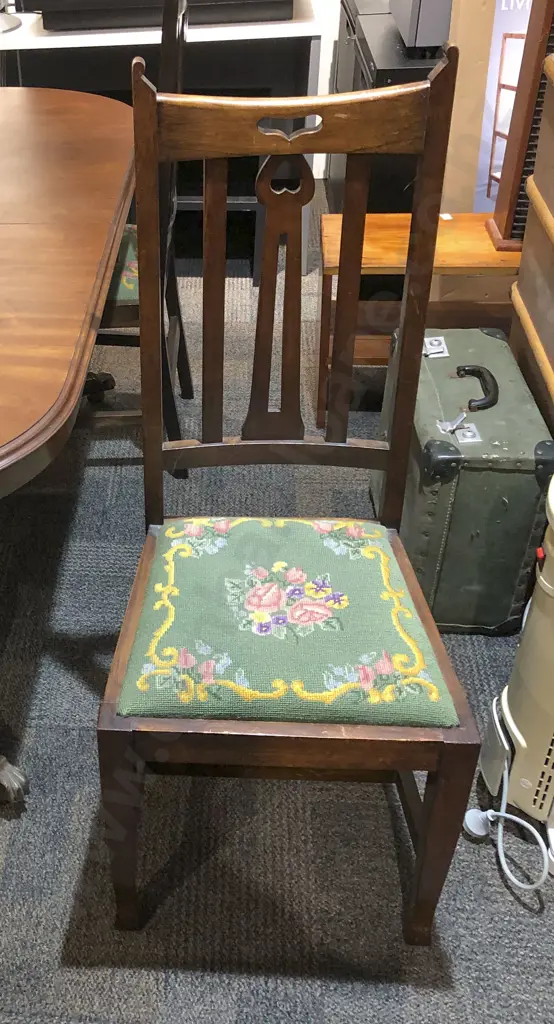 D End Extension Dining Table with Four Dining Chairs Image 1++