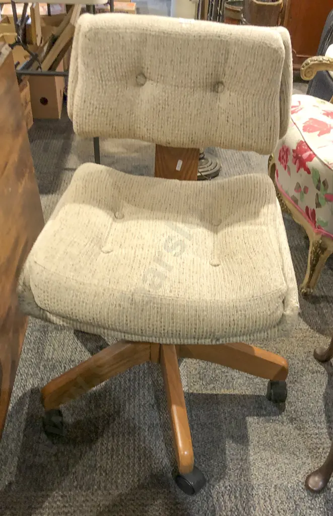 Button Back Swivel Office Chair Image 1++