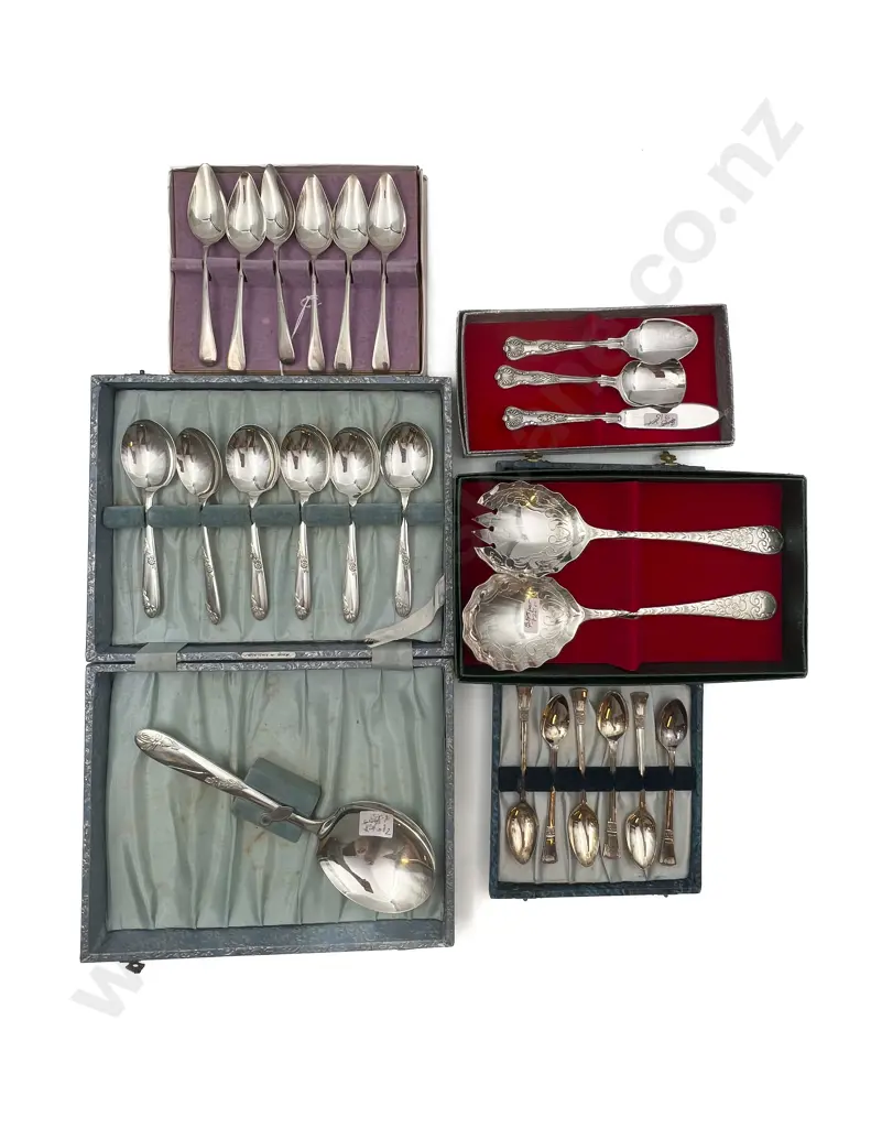 Quantity of Assorted Boxed Cutlery Image 1++