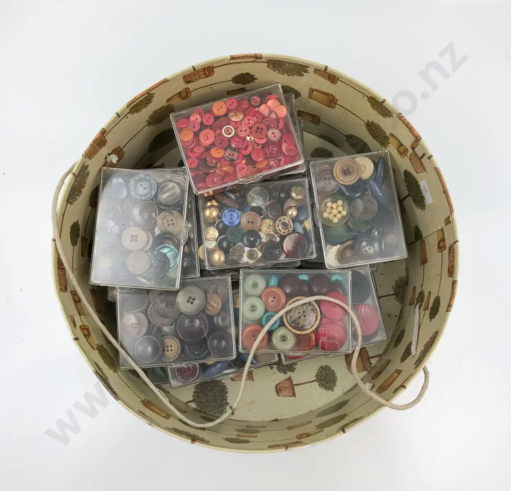 Quantity of Assorted Vintage Buttons in Hat Box Image 1++