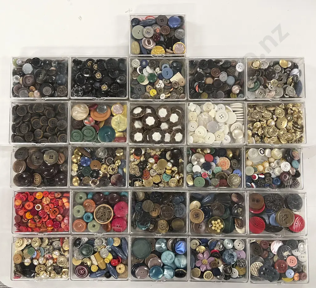 Quantity of Assorted Vintage Buttons in Hat Box Image 1++