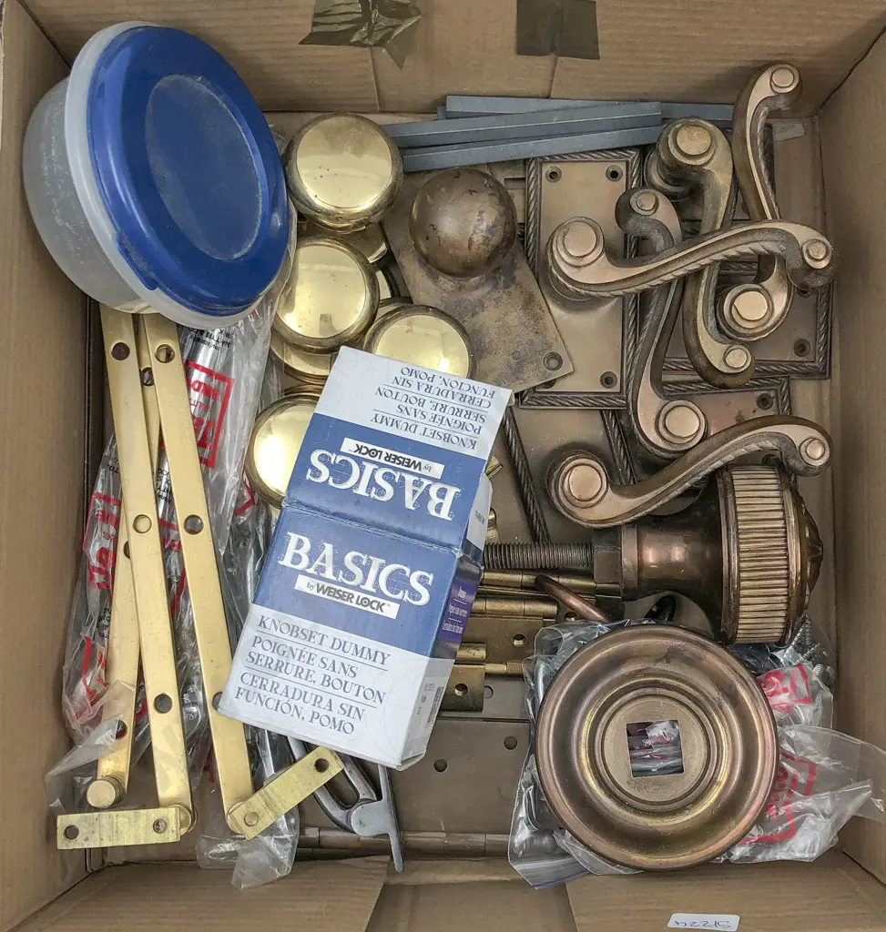 Box of Assorted Copper & Brass Door Fittings Image 1++