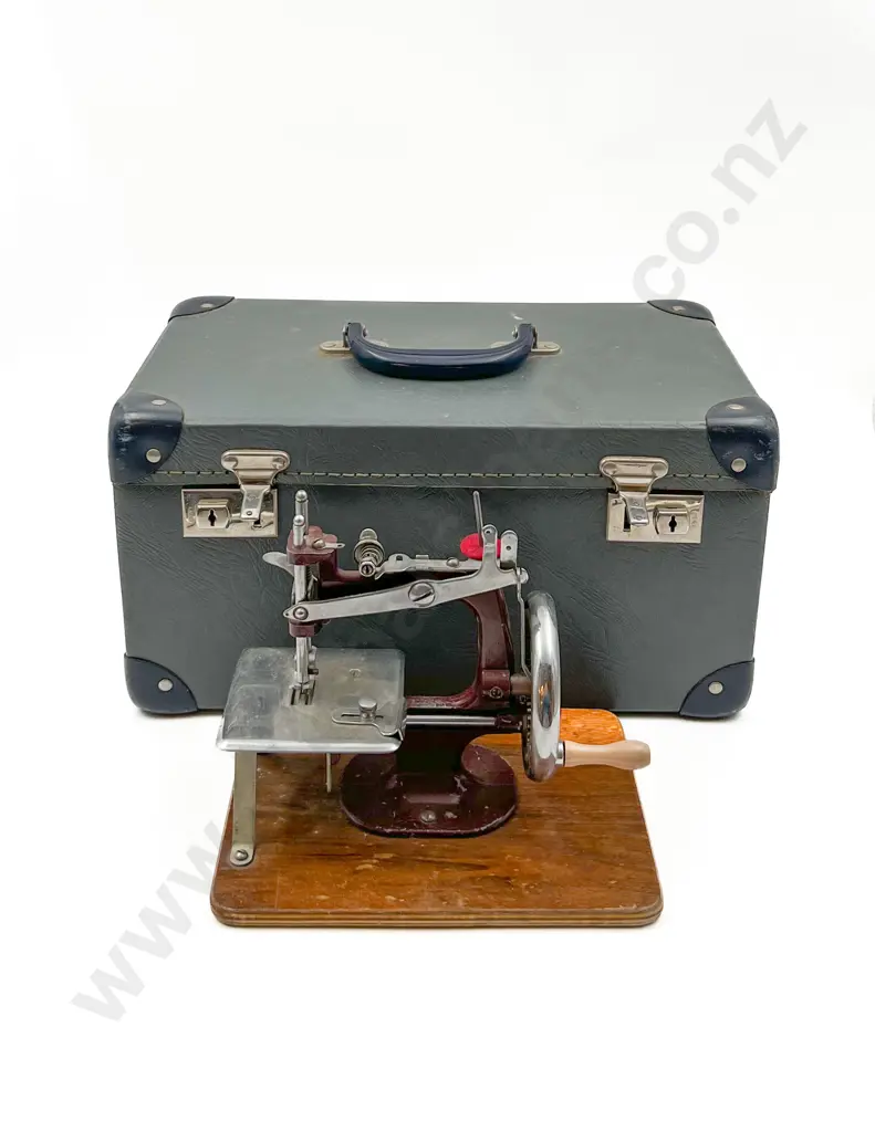 Miniature Sewing Machine in Box Image 1++