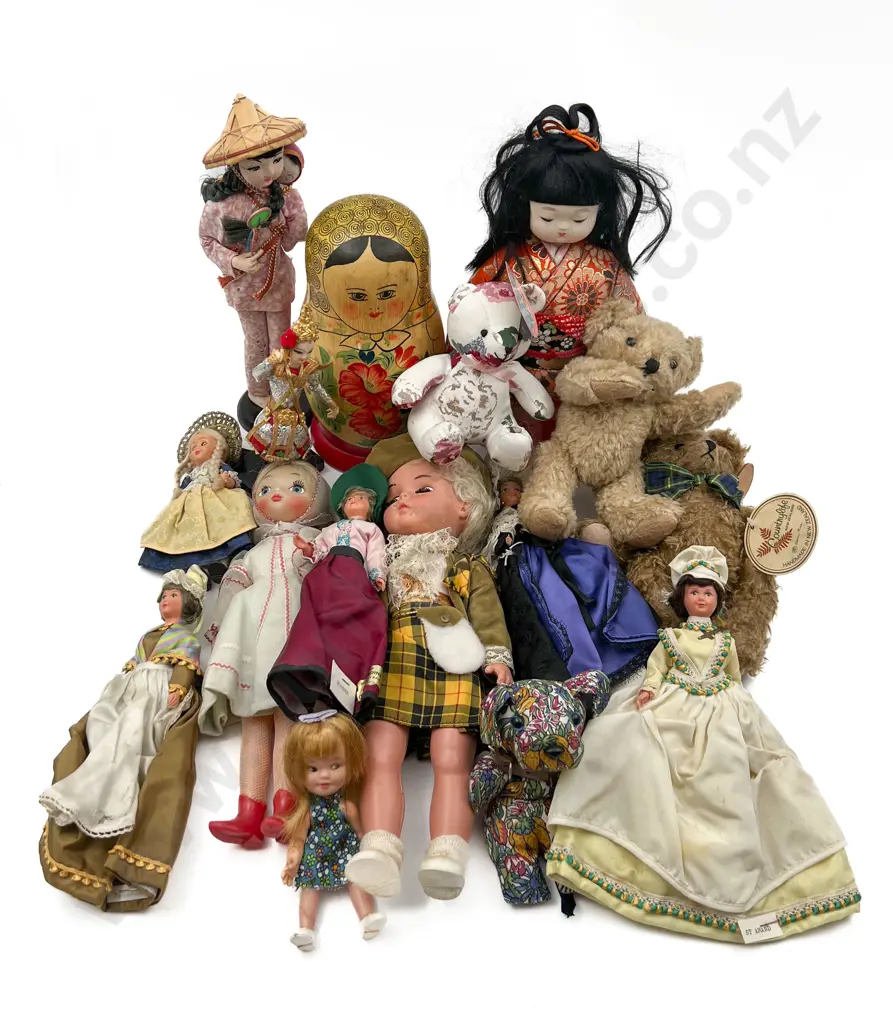 Quantity of Assorted Vintage Dolls incl Russian Doll Image 1++