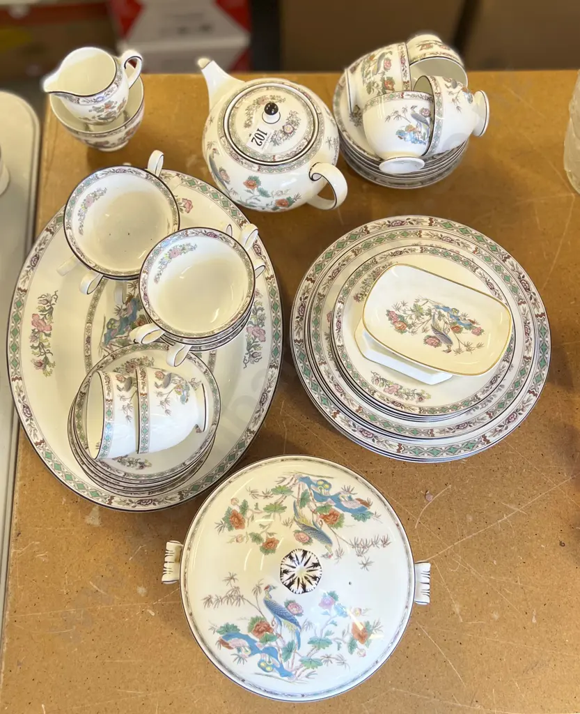 Quantity of Assorted Wedgwood 'Kutani Crane' Dinner Ware Image 1++