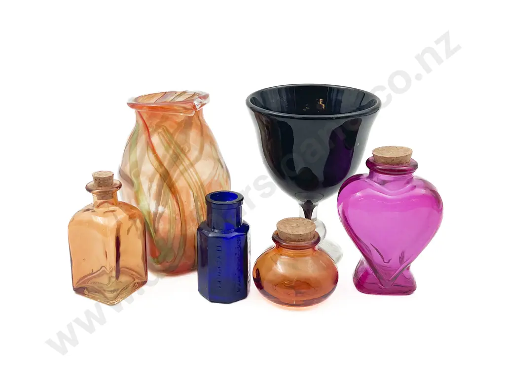 Quantity of Assorted Art Glass (6) Image 1++