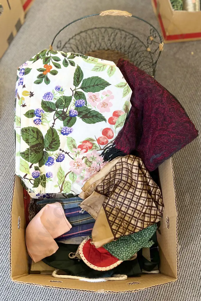 Box of Assorted Table Linens etc Image 1++